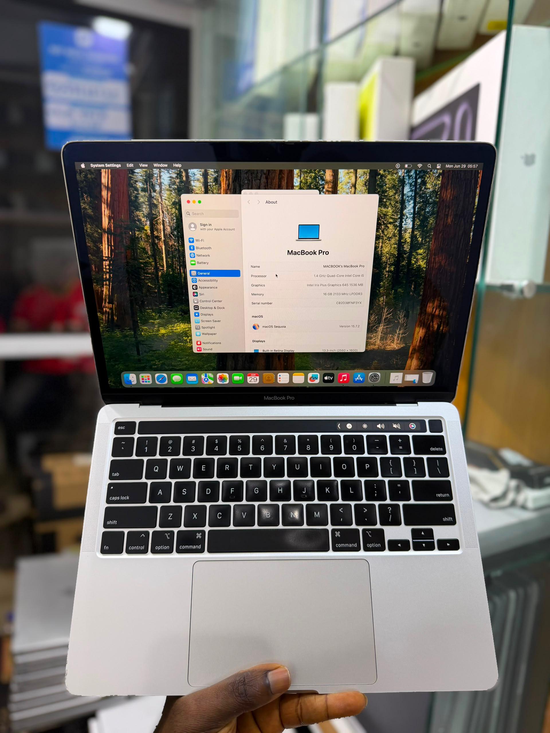 APPLE MACBOOK LAPTOP